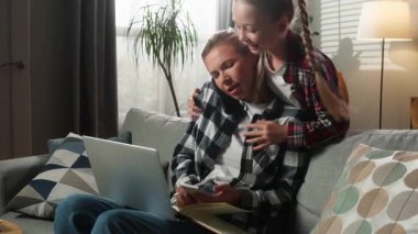 Kafkas ailesi, iş kadını, ev kadını, kadın, dizüstü bilgisayarlı, telefon konuşması yapan, gece gürültüsü yazan, çokbilmiş, çocuk, çocuk, oyun oynayan, dikkat çekmek isteyen serbest çalışanlarla meşgul.