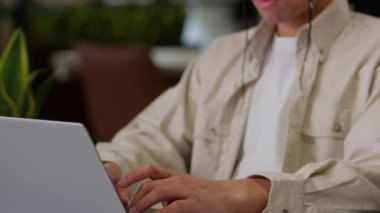 Ciddi yorgun hippi, beyaz, Amerikalı iş adamı, ofis işadamı, bilgisayarlı bilgisayar işi daktilo işi stresi, baş ağrısı, baş ağrısı, baş ağrısı, baş ağrısı, migren ağrısı.