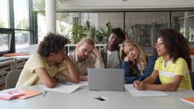 Sıkıcı çeşitliliği vurgulamaktan yoruldum. Beş çok ırklı kadın Kafkasyalı kız kız Afrikalı Amerikalı erkek erkek erkek üniversite dizüstü bilgisayarında online ödev takım çalışması problemi.