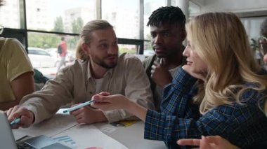 Duygusal olarak mutlu bir gülümseme, kaygısız bir çeşitlilik, beş beyaz kadın öğrenci, kadın Afrikalı Amerikalı erkek, üniversite bilgisayarında öğrenim görüyor.