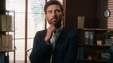 Ofiste düşünceli çalışma stratejisi üzerine kafa yoran bir portre Orta yaşlı beyaz iş adamı iş adamı iş adamı girişimci profesyonel bir erkek şirket kararı üzerinde çalışıyor.