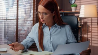 Kafkasyalı stresli tükenmiş, yoğun, yoğun, endişeli, uzman kadın, iş kadını, yönetici, ofis rutin, dizüstü bilgisayarda çalışan iş kadını, video görüntüsü yazma, şema veri formlarını kontrol et.