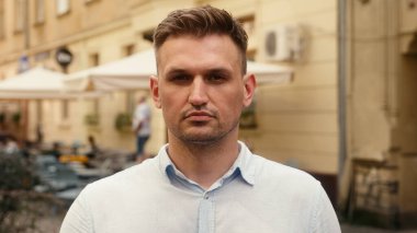 Kapalı portre başarılı iş adamı Kafkas Avrupalı stil sahibi güneş gözlüğü takan açık hava erkek turist gülümsemesi takan dışarıda siyah gözlükler takan moda seyahati tatili