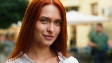 Beyaz kadın kadın güzellik portresi açık hava modeli çekici iş kadını öğrenci mutlu flört ediyor kameraya bakıyor göz kırparak flört ediyor sağlıklı bir gülümseme şehir seyahatinde