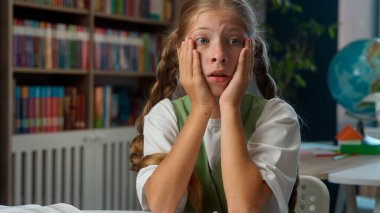 Endişeli, endişeli, küçük, beyaz kız, korkmuş, korkmuş, okul çocuğu, gergin öğrenci, ilkokul öğrencisi, tırnak yiyen, sınavda başarısız olmaktan korkan, endişelenen, sınıf sorunları.
