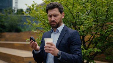 Tatminsiz iş adamı Kafkasyalı işadamı, işveren müşterisi dışarıda kahve içen endişeli, keyifsiz, keyifsiz, tiksindirici, zevksiz, berbat, bozuk bir içecek.