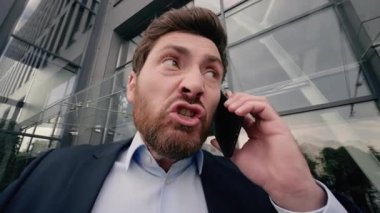 Öfkeli, deli, öfkeli, bağıran, akıllı telefon, erkek, yakın plan, öfkeli, öfkeli, öfkeli, sorunlu, Kafkasyalı iş adamı, şehir çatışmasında iş adamı, yüksek sesle cep telefonu kavgası.