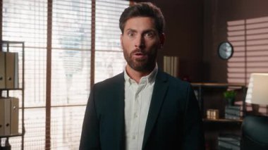 Ofisteki orta yaşlı beyaz erkek iş adamı profesyonel erkek CEO şirketinin portresi büyük gözlerle kameraya bakıyor. Şok oldum. Heyecan verici bir başarı.