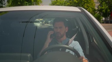 Stresli şoför Kafkasyalı kızgın adam sinirli sinirli işadamı sinirli iş adamı otomobil şoförü araba kullanan, cep telefonundan konuşan, çatışma çığlıkları atan sinirli erkek araba sürücüsü şehirde akıllı telefon çağrısı yapan adam.