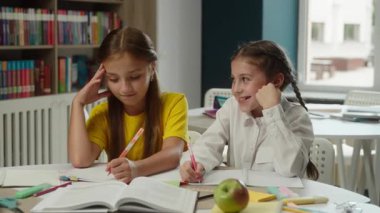 Kafkasyalı küçük kızlar sınıf arkadaşları gençler liseli çocuklar okul öğrencileri zor iş dersleri birlikte ödev yazmayı masa başı öğrenimi ilkokul ödevi