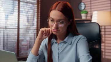 Yoğun yoğunlaşmış Kafkasyalı iş kadını kadın iş kadını Laptop analizi ile ofiste kadın işkadını verileri analiz eden şirket e-posta projesi araştırmaları yapan online iş bilgisayarını düşünün.