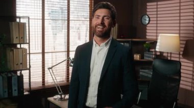 Ofiste orta yaşlı, gülen, neşeli, neşeli, duygusal, kaygısız, beyaz, iş adamı, profesyonel, erkek, şakacı, komik, komik, kameraya bakan bir iş adamı portresi.