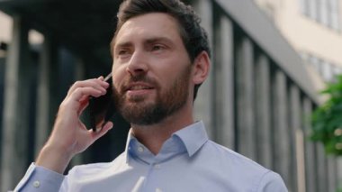 Orta yaşlı yönetici uzman profesyonel erkek. Girişimci Kafkasyalı iş adamı. Şehirdeki iş adamı.