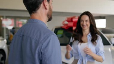 Beyaz, mutlu, heyecanlı kadın, kız arkadaş, yeni arabanın anahtarı. Erkek erkeğe sarılma, erkek arkadaş, koca hediye. Lüks otomobil satın alma, mutlu aile.