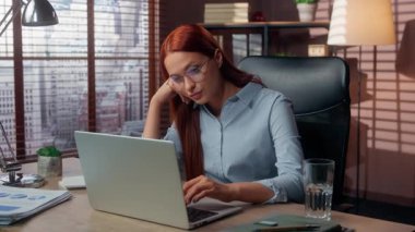 Kafkasyalı aşırı çalışma, tükenmişlik, kadın iş kadını, ofis işkadını, dizüstü bilgisayarda çalışma, fazla mesai, sıkıcı iş, bilgisayar, gece vardiyası.