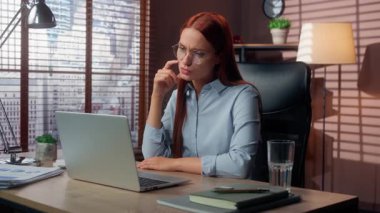 Kafkasyalı pazarlama müdürü iş kadını kadın iş kadını ofis bilgisayarı üzerinde çalışan iş kadını düşünceli iş çözümleri düşünen düşünceli gülümseme mutlu fikir üretmeye karar ver