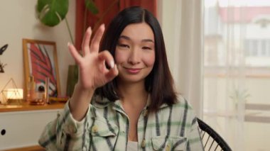 Mutlu Asyalı kadın jest yapıyor. Tamam, tamam kabul onayı tavsiyesi. Kadın iş kadını ev hanımı ev hanımı Çinli Japon kadın olumlu cevap veriyor.
