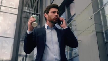 Öfkeli, öfkeli, bağıran, bağıran, erkek işveren, sorunlu, beyaz, kahve işadamı, iş adamı, şehirde yürüyen, çatışmalı, cep telefonu işi kavgası, kötü bir kavga.