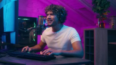 Heyecanlı Hintli Arap Latin adam parmağını sallıyor bağımlı oyuncu siber spor duyguları oynuyor online flamalı e-spor erkek reddediyor gülen ev bilgisayarı mikrofoncusu kazanmıyor