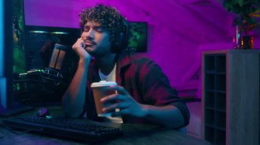 Uykulu Hintli Amerikalı adam, video oyunu oynayan esneyen erkek oyuncu, video oyunu etkisi yayını, kahve, bilgisayar bağımlılığı, siber oyun hacker gecesi, uykusuzluk, esneme programcısı.