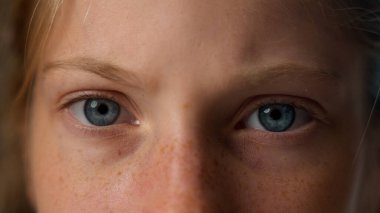 Mutsuz gözlerinizi kapatın, bakın. Çocuklar bakın. Kızgın, öfkeli, Kafkas çocuk. Sinirli öğrenci öğrenci.