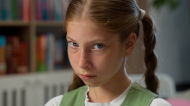 Stresli, küçük, beyaz, kız, okul çocuğu, liseli, depresyondaki öğrenci, kamera zorbası, eğitim zorbalığı, şiddet sorunları, kütüphane içi şiddet sorunları.