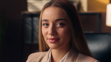 Mutlu gülümseyen beyaz iş kadını kadın bayan bayan iş kadını kamera dostu gülümseme kariyer sakin ajan şirket girişimcisi ofis çalışanı portresi başarılı daire çalışanı