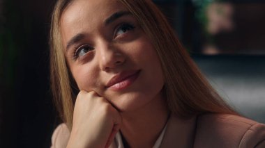 Hayalperest, düşünceli, beyaz iş kadını, kadın, iş kadını, ofis çalışanı, mesafelere bakan, hayalperest, hayalperest, kapalı alanda hayaller kuran iş kadını.