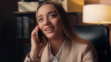 Gülümseyen, mutlu, beyaz girişimci, iş kadını, kadın, iş kadını, neşeli ofis çalışanı, yönetici, sekreter, cep telefonu görüşmeleri, akıllı telefon, kapalı mekanda cep telefonu.