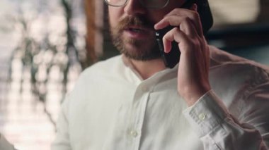 Kafkasyalı iş adamı ofis işadamı, iş adamı, girişimci yazma planı CEO 'su, çoklu görev çalışanı, kahve içen, erkek çalışanı uzaktan proje hakkında konuşuyor.