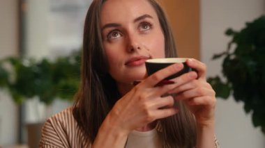 Kafe masasında çay içen, kafeterya kahvesi içen, kafeteryada yemek yapmak için fikir listesi hazırlayan, defter defterine notlar yazan, kafeteryada çalışanlar listesi yazan, düşünceli, düşünceli bir kadın.