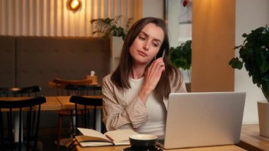 Kafeterya Kafe 'den Kafkas Kafe' ye uzak mesafelere gitmekle meşgul. Kadın iş kadını. Laptop yazan iş kadını.