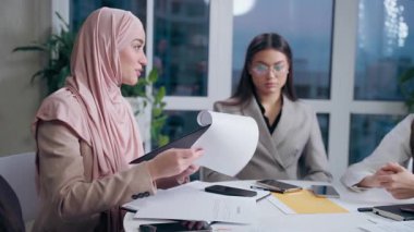 Mesleki çok ırklı kadınlar, kadın grup kızlar iş arkadaşları, iş arkadaşları, belge grafiği belgelerini analiz ediyorlar ofis toplantı odasında başlangıç stratejisi hakkında konuşuyorlar.