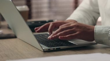 Tanımlanamayan Kafkasyalı işçi müteahhit, yönetici yönetici, ofis işvereni, iş adamı, internet siber uzay işlerinde bilgi arayan iş adamı bilgisayarında yönetici.