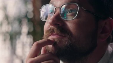 Düşüncelere dalmış Kafkasyalı işçi-yönetici-işveren-işveren projeyi düşünen şirket yöneticisi, ofiste beyin fırtınası hayal eden iş adamı, parmak işi fikrini cevapla.