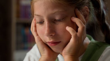 Üzgün yüzünü kapat, yorgun çocuk okulu çocuğu bezgin liseli öğrenci, tembel, uykulu beyaz kız öğrenci ev ödevi okumakta zorlanıyor.