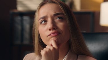 Düşünceli, düşünceli, Kafkasyalı iş kadını, kadın, iş kadını, genel sekreter, kafa karıştırıcı sorunların çözümünü ofis odasındaki beyin fırtınası planında düşünen kafa karıştırıcı yönetici.