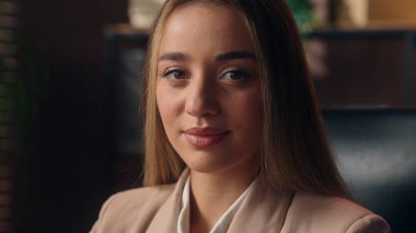 Güzel, beyaz, mutlu, mutlu, iş kadını, yönetici, işkadını, işveren, ofis çalışanı, girişimci, kız öğrenci, iş kadını, kapalı mekan iş eğitimi kariyerine bakıyor.