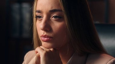 Hüzünlü, düşünceli, beyaz iş kadını, düşünceli iş kadını, düşünceli iş kadını, ofis çalışanı CEO 'su, ifade bozukluğunun işe yaramadığını düşünüyor.