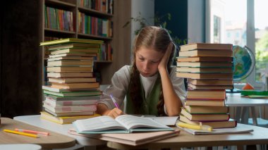 Sinirli asabi, asabi, küçük, beyaz, kız, liseli, öğrenci öğrenci öğrenci masasında oturur, kitap yığınları halinde kitap yazar, okul ödevi tahrişi, kapalı alanda aşırı derecede çalışırdı.