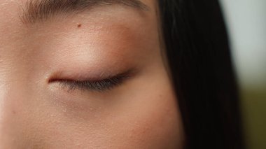Aşırı derecede yakın kadın koyu renk gözler Asyalı kız Koreli Çinli sağlıklı Japon kadın göz kapama, göz kırpma, göz kırpma, göz kırpma güzellik, cilt estetiği.