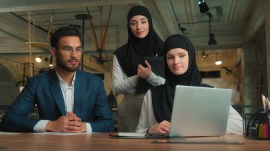 Dost canlısı iş adamları ofisi çalışanları Arap erkek başörtüsü kadın video konferansı online konferans Mutlu iş kadınları erkek kız erkek erkek erkek erkek pazarlığı