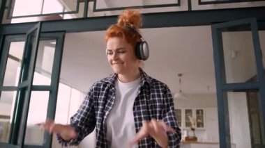 Mutlu komik dans eğlencesi, beyaz kadın kadını kandırmak, kendi evinde kanepede zıplamak, kulaklıkla müzik dinlemek, piyano çalmak, hafta sonu taşınmasını kutluyormuş numarası yapmak.
