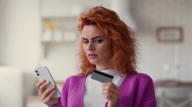 Kafası karışmış, endişeli kadın alıcı cep telefonu uygulaması hata kredi kartı ile ödemeyi denedi. Başarısız işlem bankası akıllı telefon ile para alışverişini engelledi.