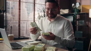 Olumlu Kafkasyalı yönetici muhasebeci erkek işçi şirket lideri ajan ofis işadamı girişimci olarak paraları hesapladı maaş banknotları para iş giderleri