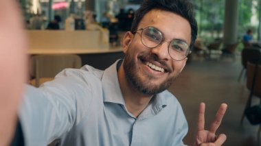 Hintli iş adamı mutlu Arap erkek işadamı blogger vlogger etkileyici ziyaretçi ziyaretçi blogu sosyal medya reklamları yemek kafe restoranı blogları online sohbet telefon görüşmeleri