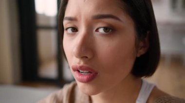 Üzgün üzgün üzgün üzgün endişeli düşünme sorunu kötü ruh hali üzüntü duyguları Hispanik Latin kadın kameraya bakan ev kredisi kredi sağlık sorunu yakın çekim