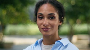 Afro-Amerikalı kadın iş kadını portresi kameraya bakarken hayret verici bir şaşkınlık içinde gülen işveren bayan girişimci şehrin açık hava müdürü bayram ediyor.