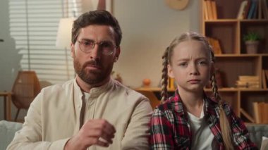 Kafkasya aile sorunları baba-baba kavgasını gücendirdi baba-çocuk çocuk kız darıldı çapraz ellerden kaçınmak evde görmezden gelmek kötü ilişki velayet sorunu