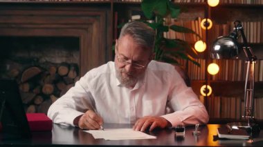 Belge imzalayan beyaz bir adam. Çeşme sözleşmesi. Erkek, yaşlı, yaşlı, iş adamı.